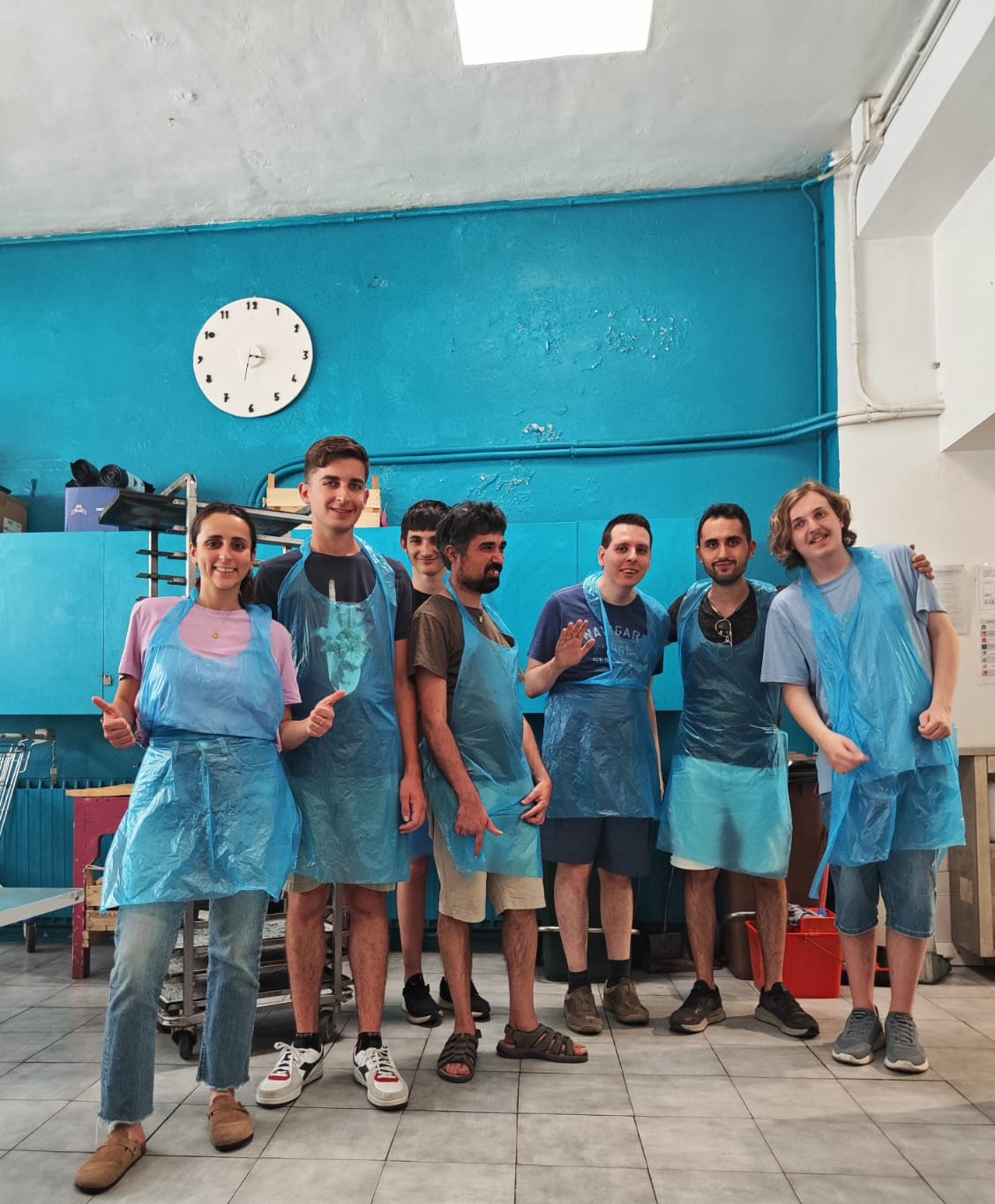 Ragazze e ragazzi Asperger alla panetteria in Via Boh